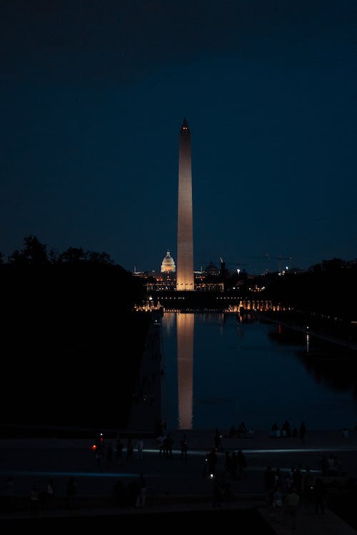 An image of the Washington Monument at night